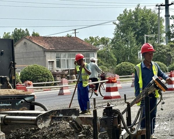 策略盈 高温下的“道路养护人”：以汗水铺就平安坦途_大皖新闻 | 安徽网