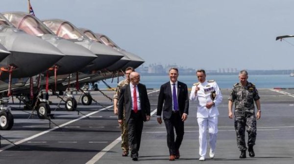 添盈聚富 17国兵力瞄准台海，英防长发开战威胁，坦克深夜抵台，解放军已布防